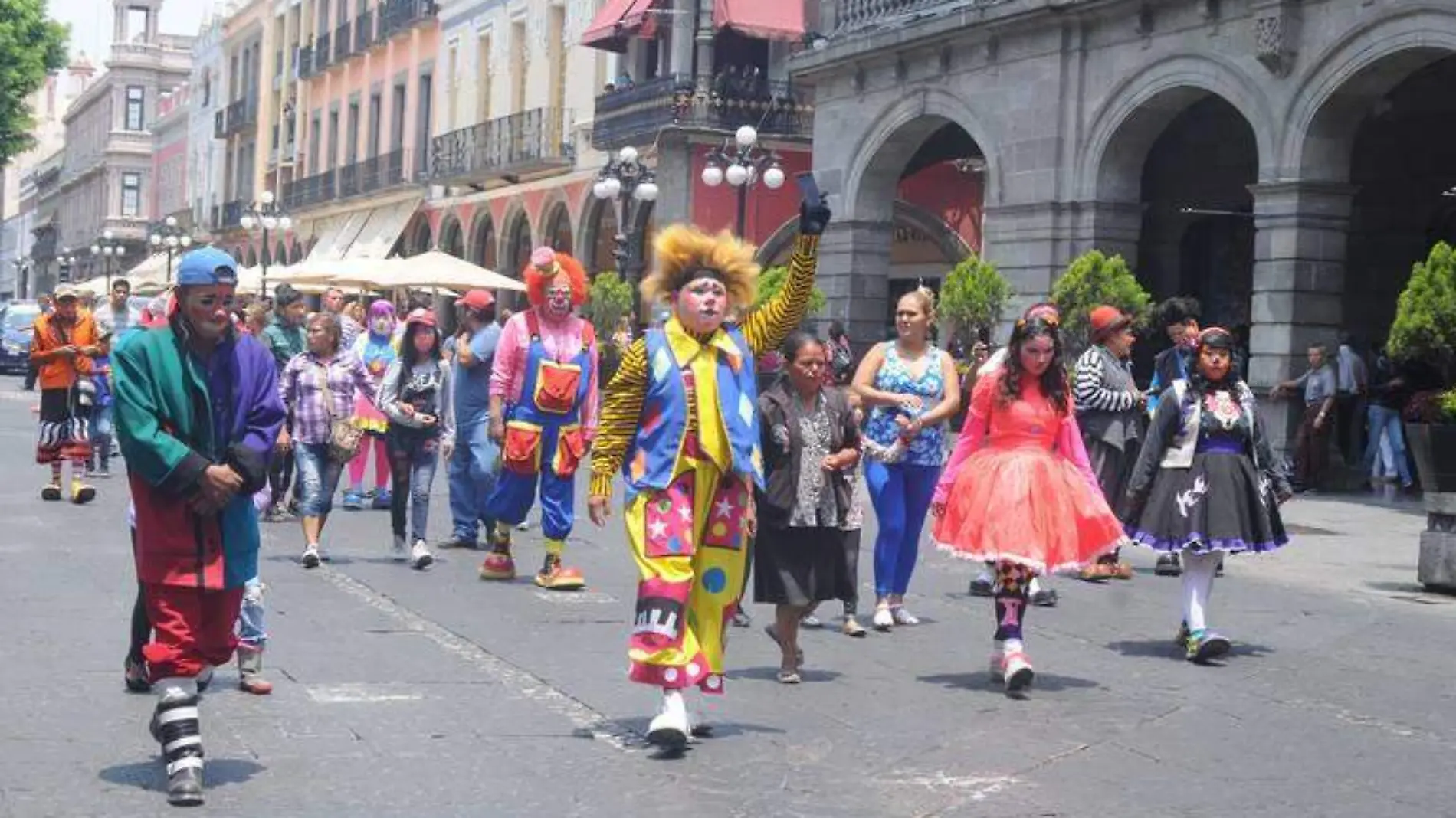 Piden a payasos obtener permisos y cambiar el lenguaje en sus shows para seguir trabajando en el zócalo